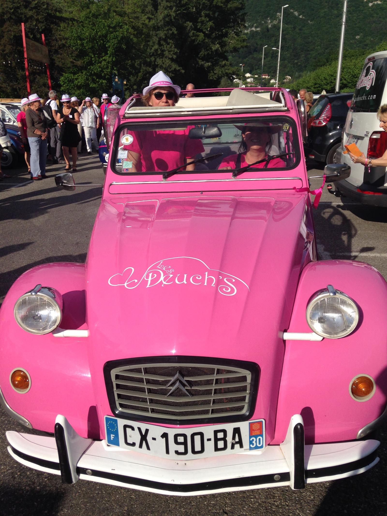 Arrivée des 2CV roses à Annecy le Vieux